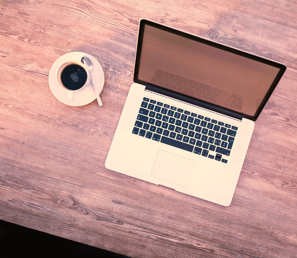 Laptop und Kaffeetasse